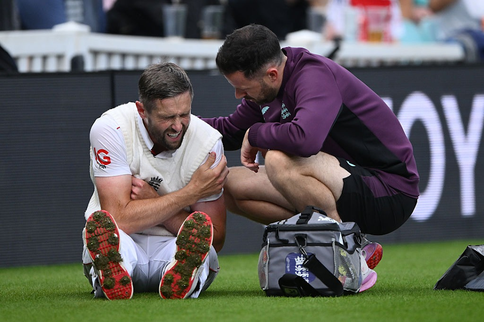 ENG vs IND | Twitter lauds Chris Woakes as he comes into bat with a sling