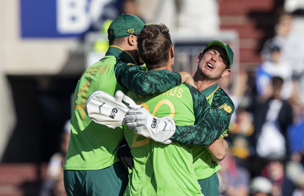 Quinton de Kock mocks Mohammed Siraj by generously demanding dead ball