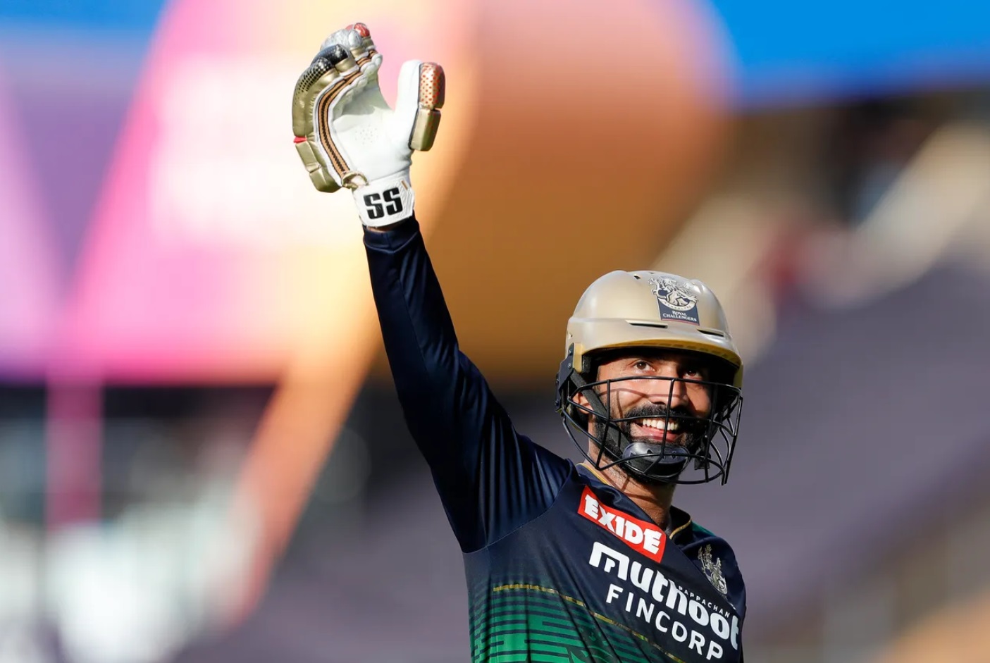 Dinesh Karthik smacks unbeaten 8-ball 30 vs SRH.