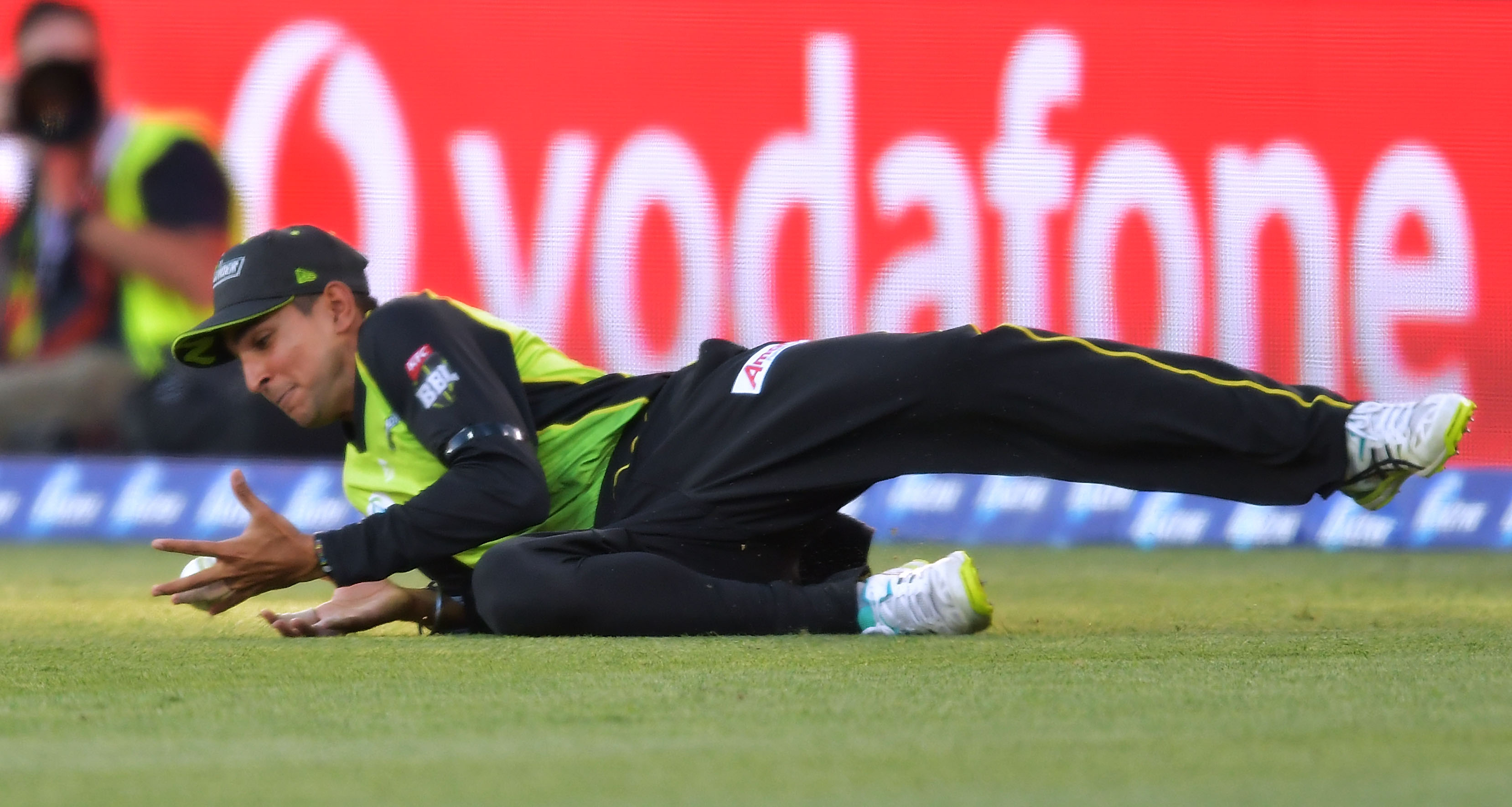 Video | Hilton Cartwright left devastated as ball bounces off short-leg fielder’s helmet to go for a catch