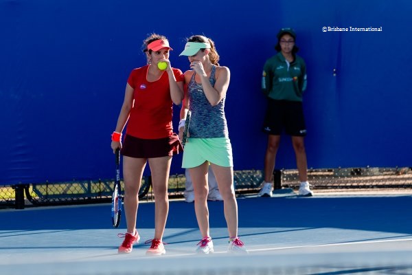 Mirza and Hingis extend unbreaten run to reach semis at Sydney